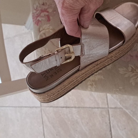 Naturizer Gold Metallic Leather Wedge sandal with grass cloth Wedge sz8 EUC - Picture 3 of 7